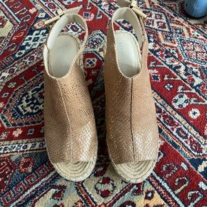 Kenneth Cole Gold Wedge size: 7 1/2 M